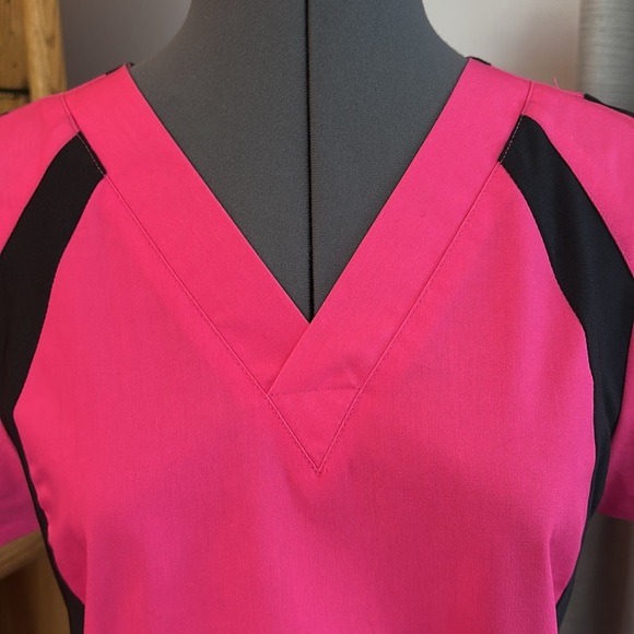 WonderWink scrub top with side stretch panels size S ~ NWOT ~ - Picture 3 of 9